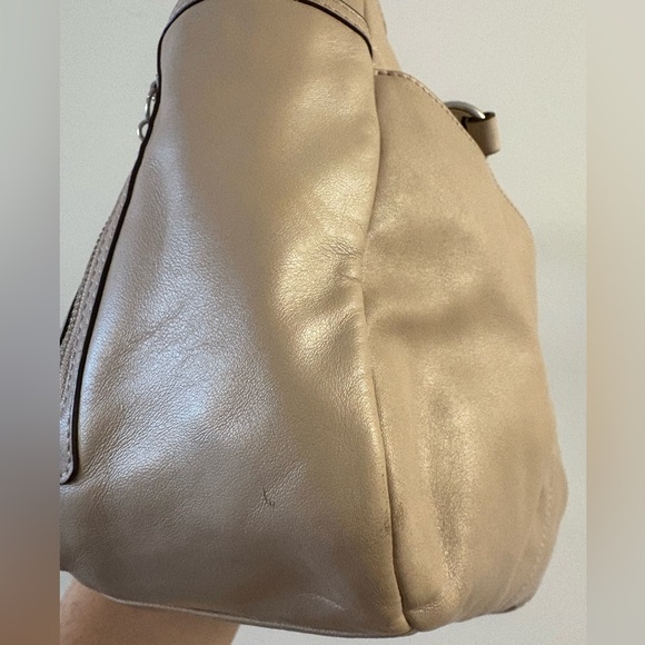 Coach East West Gallery Pearl/Tan Smooth Shiny Leather Shoulder Tote Bag - Picture 16 of 16